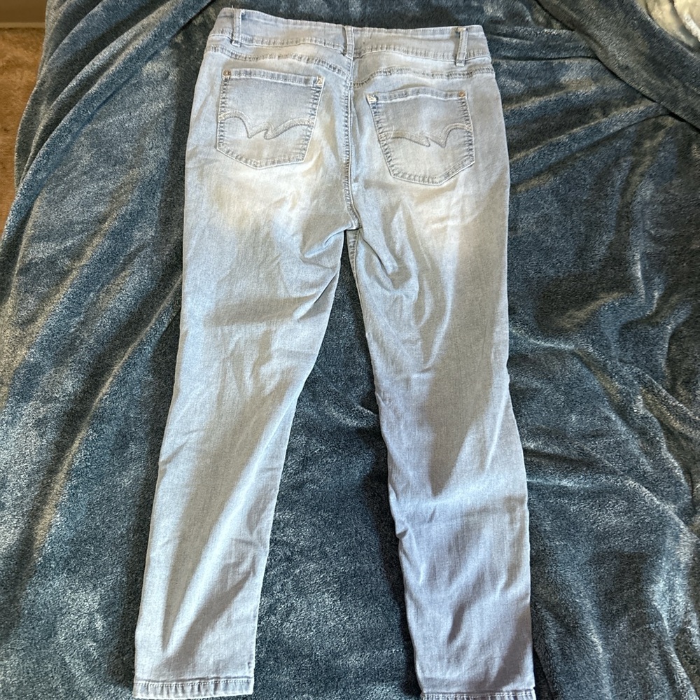 Light wash, size 13 Women’s wallflower jeans